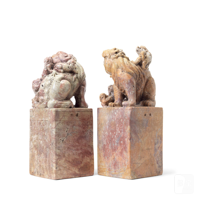 民國 壽山石雕佛獅印鈕一對 | A PAIR OF VERY LARGE CARVED SOAPSTONE 'BUDDHIST LIONS' SEALS - 图5